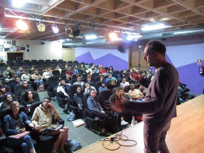 Charla de Pepe Naranjo sobre su experiencia en África